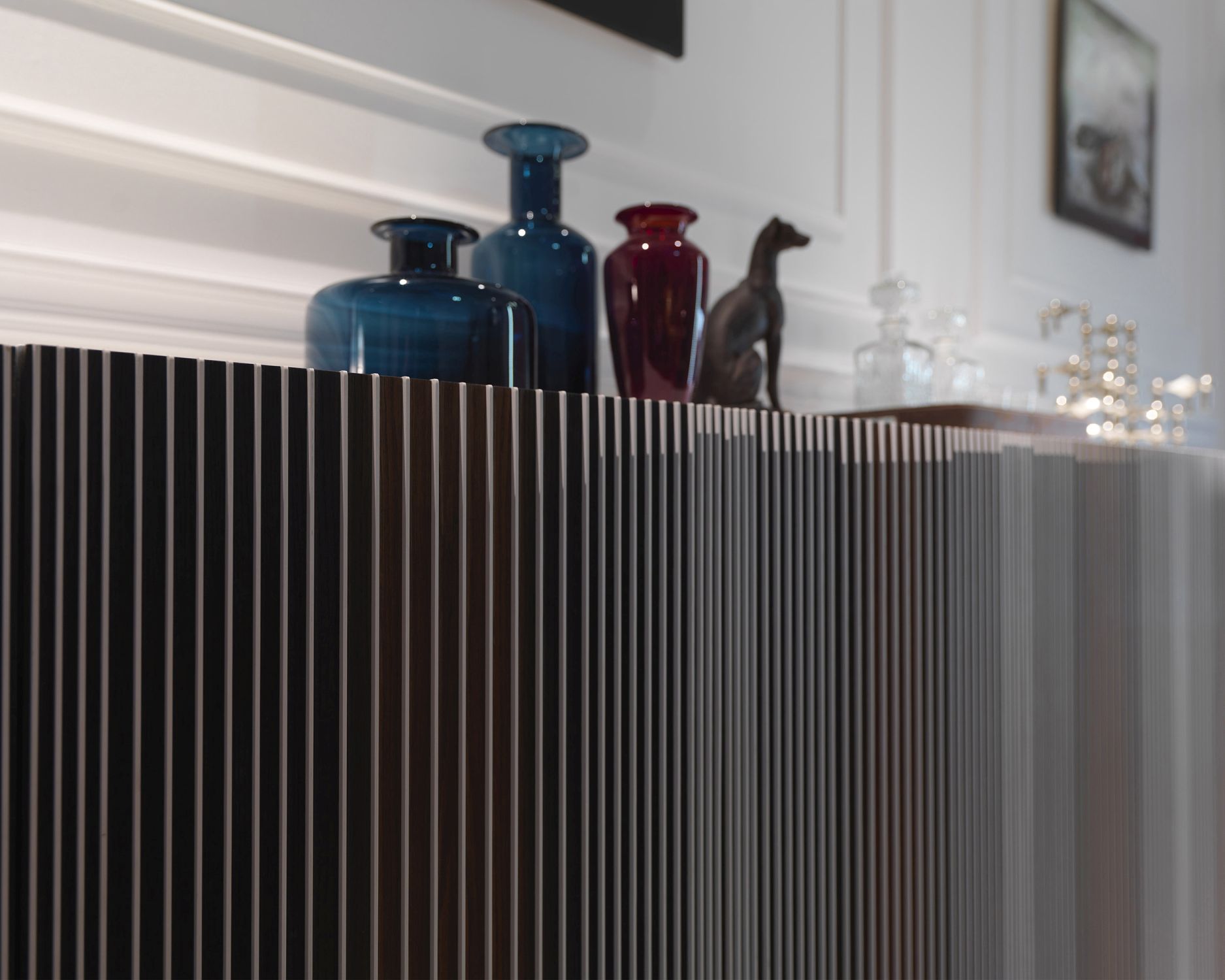 Carlos Anrichte: Detailaufnahme der modernen Anrichte mit Vasen und Dekoration im Wohnzimmer.