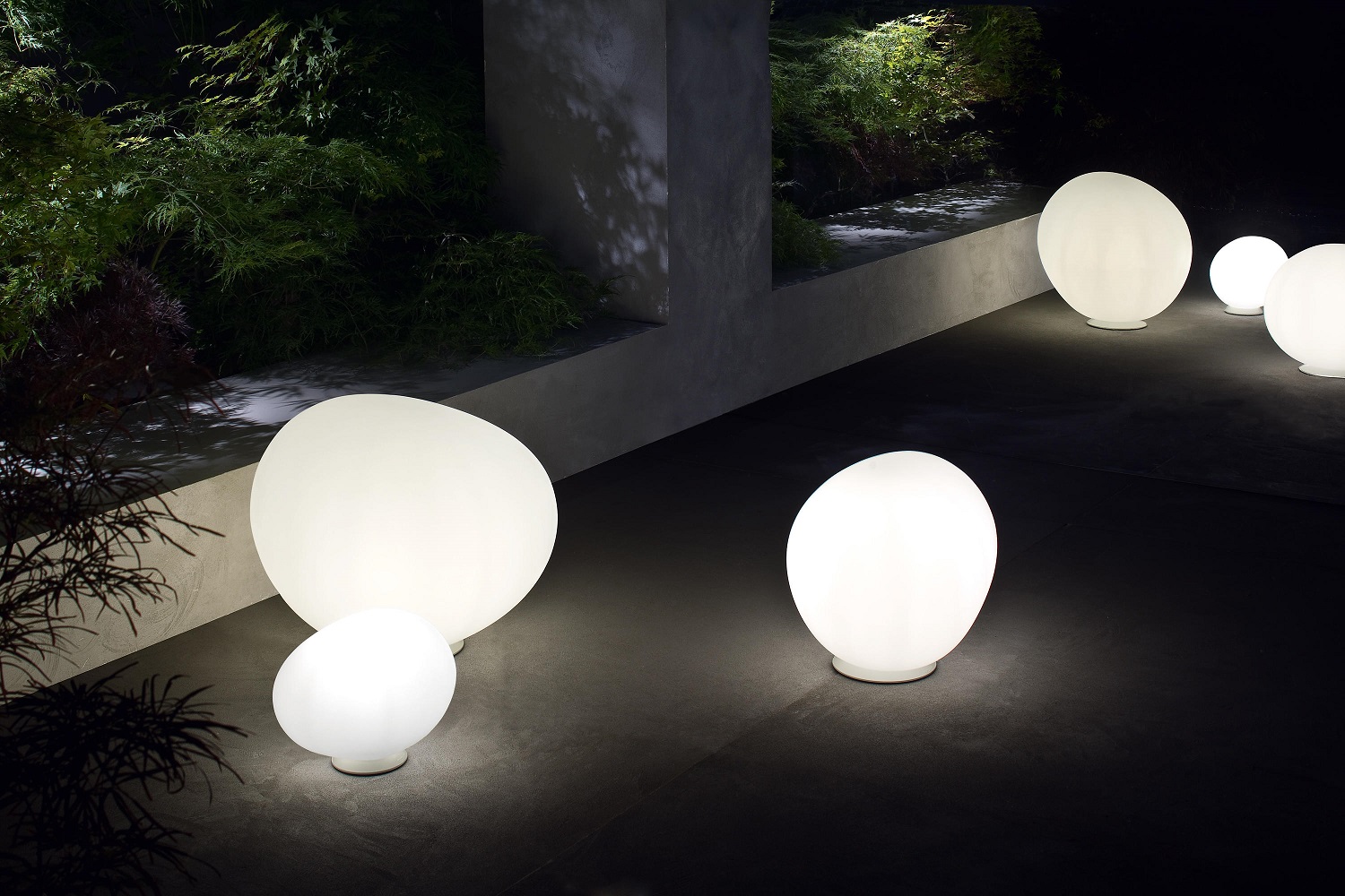 Gregg Outdoor Bodenleuchten von Foscarini, leuchtende Kugeln im Garten, moderne Gartenbeleuchtung.