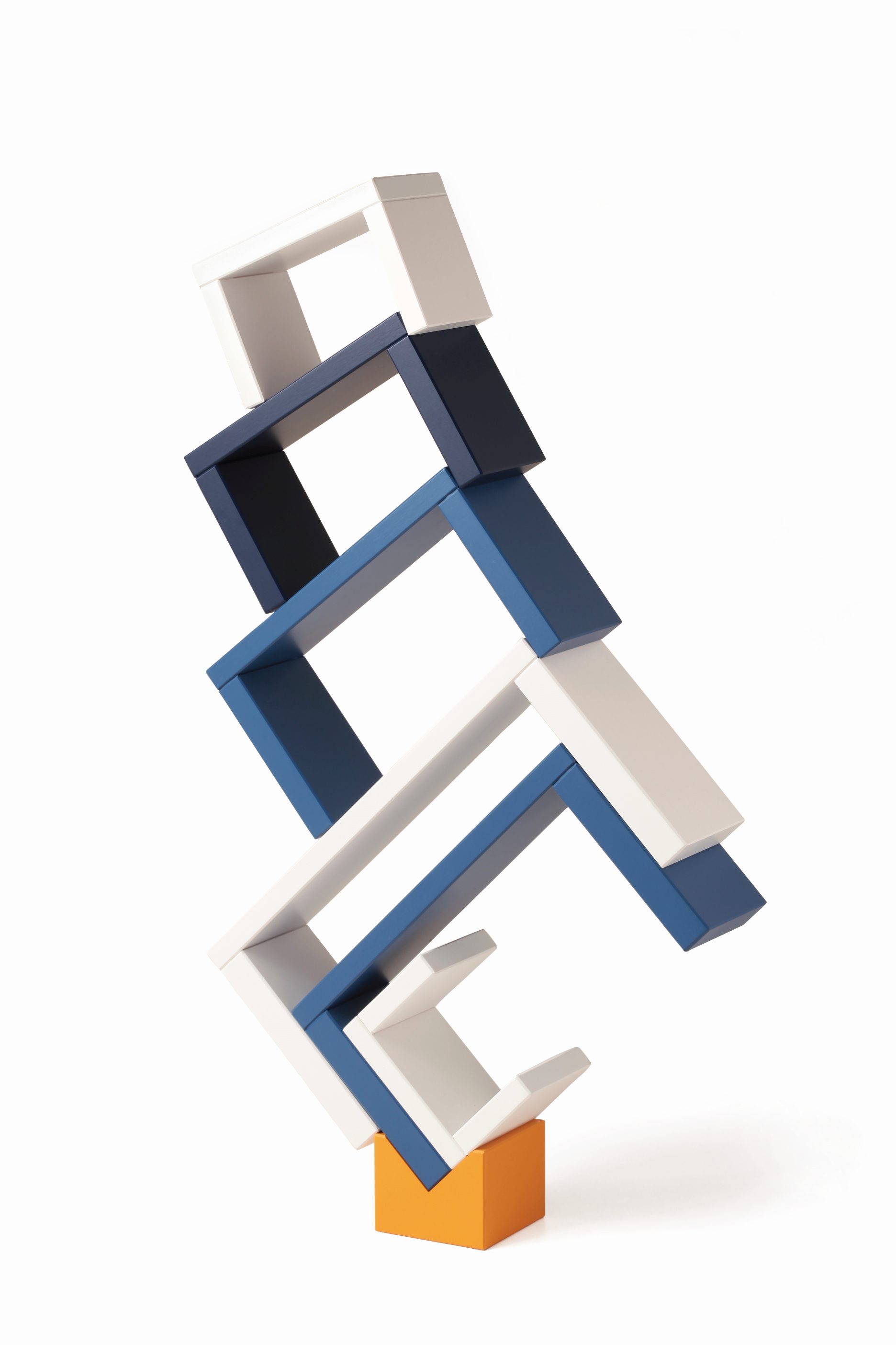 Bauhaus Corus Steckspiel: Bunte Holzbausteine, gestapelt zu einer abstrakten Skulptur, fördert Kreativität und räumliches Denken.