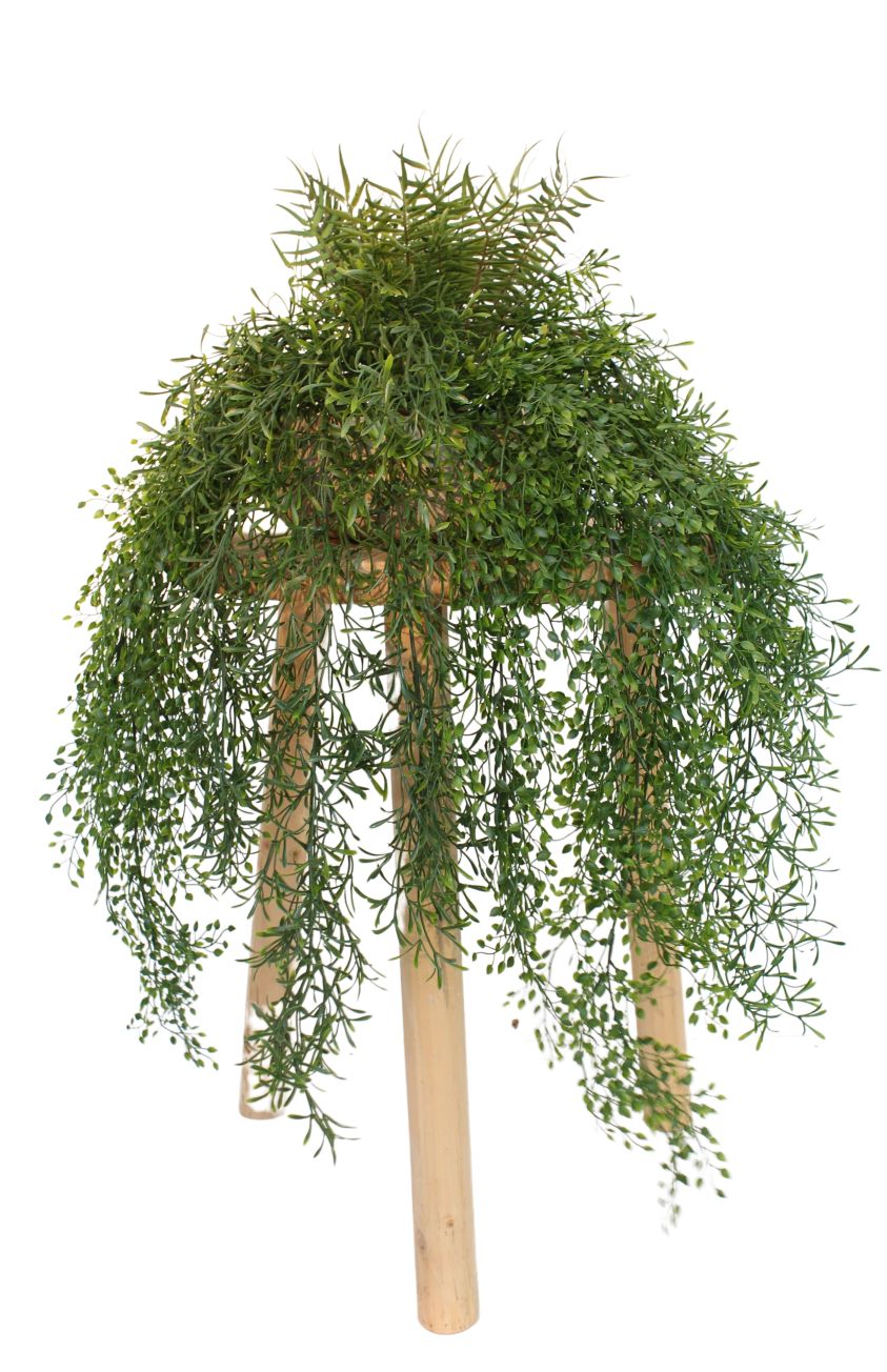 Grüne, herabhängende Kunstpflanze "Manaus Hanging Plants" auf hellem Holzgestell für die Dekoration.