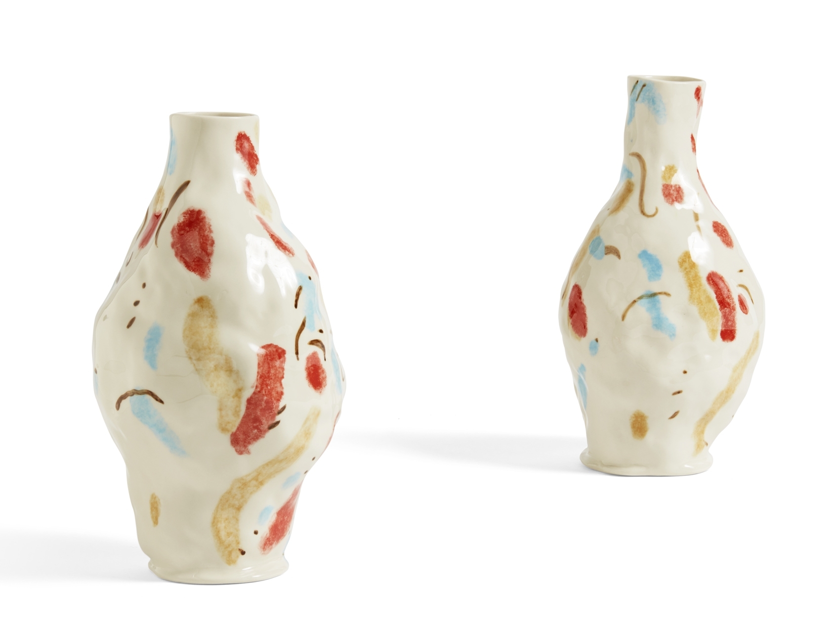 Zwei abstrakte Jessica Hans Vasen mit bunten Miro-inspirierten Mustern auf weißem Keramikgrund.