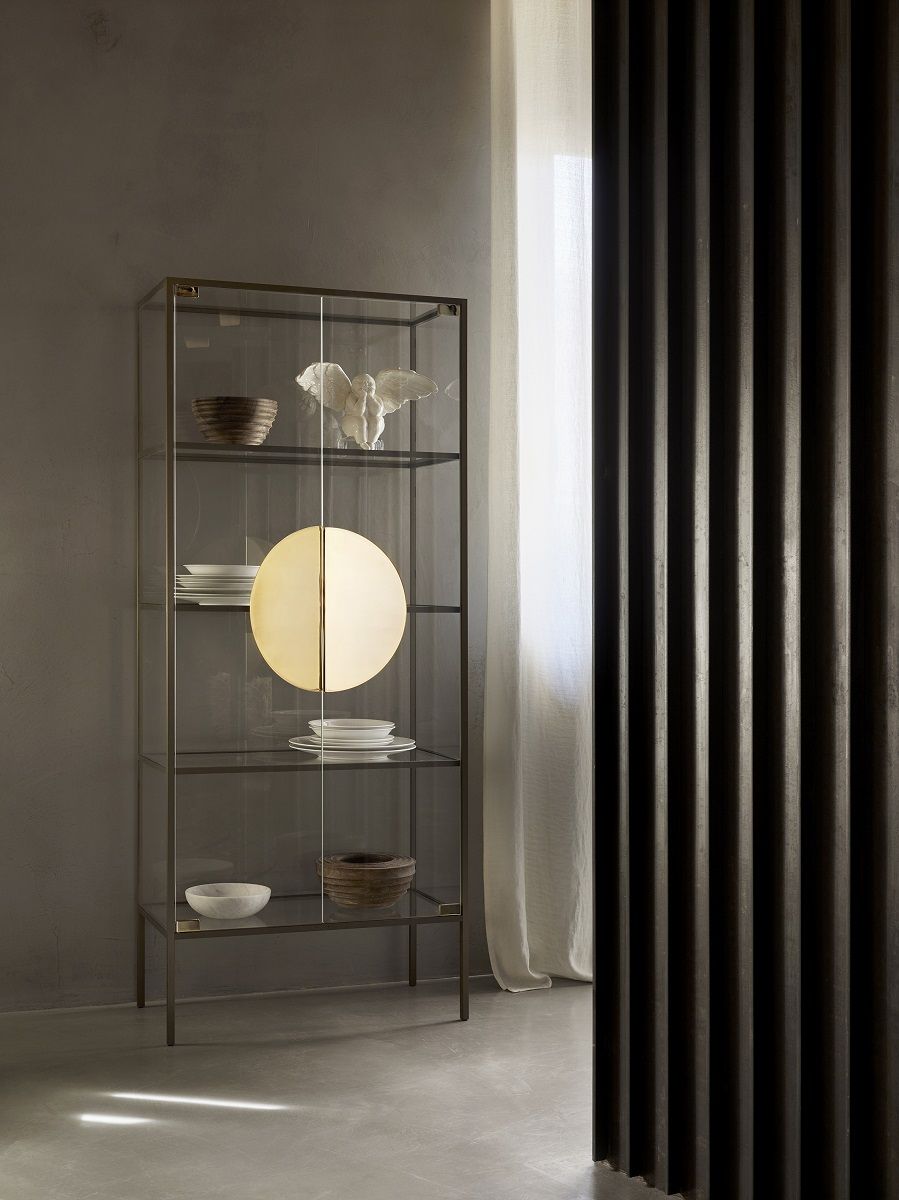 Yang Display Cabinet Vitrine von Opinion Ciatti mit Glasböden und runder Innenbeleuchtung, Geschirr und Deko.