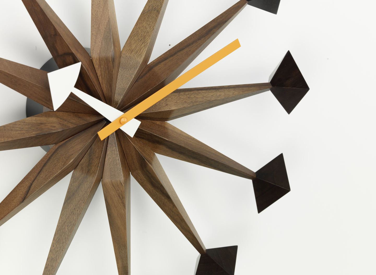 Detailaufnahme der Polygon Clock Wanduhr von Vitra, modernes Design mit Holz und geometrischen Formen.