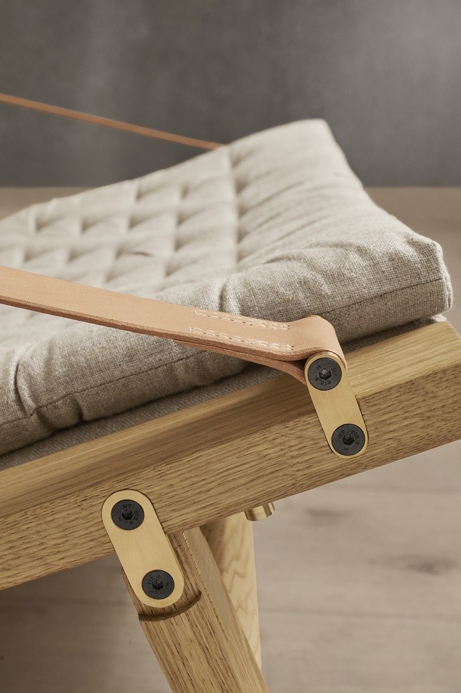Detailaufnahme: FK10 Plico Chair Sessel von Carl Hansen & Søn mit weißgeöltem Eichenholz und Lederriemen.