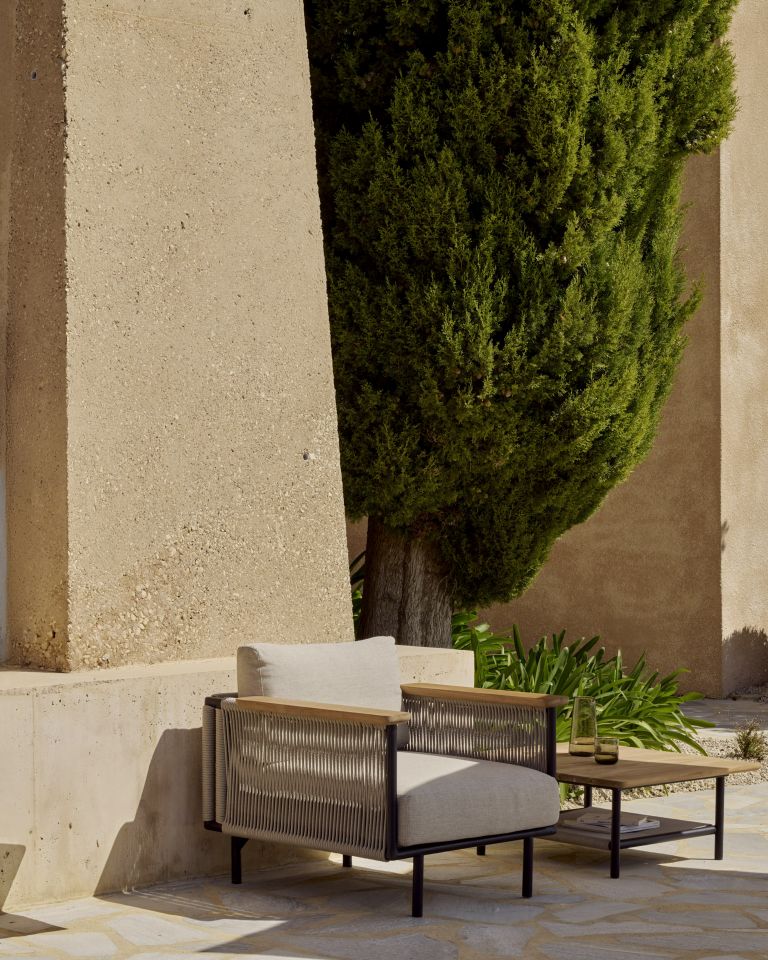 Corbey Outdoor Loungesessel von Ethnicraft: Bequemer Gartensessel aus Aluminium mit Flechtmuster und passendem Beistelltisch.