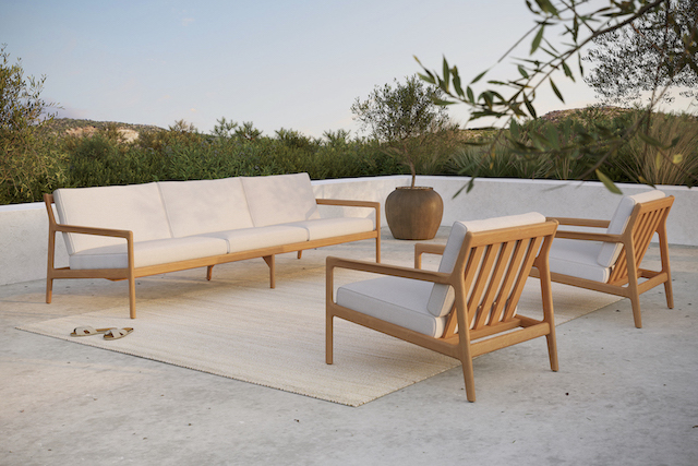 Ethnicraft Jack Outdoor Sofa und Sessel aus Teakholz mit hellen Polstern für Garten und Terrasse.