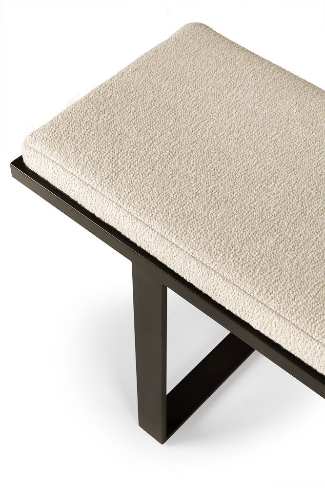 Detailaufnahme der Ethnicraft Stability Bank mit naturfarbenem Stoffbezug und dunklem Metallgestell.