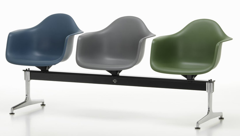 Eames Plastic Armchair RE auf Traverse von Vitra in Blau, Grau und Grün.