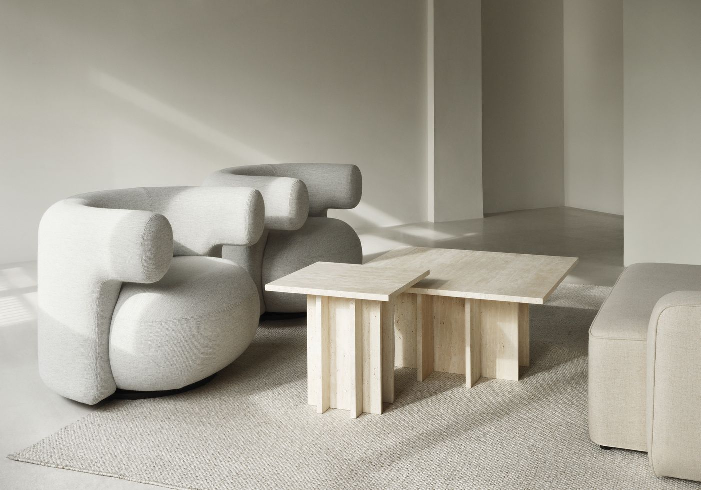 Heller Burra Sessel von Normann Copenhagen mit Couchtisch und Hocker in minimalistischem Wohnzimmer.