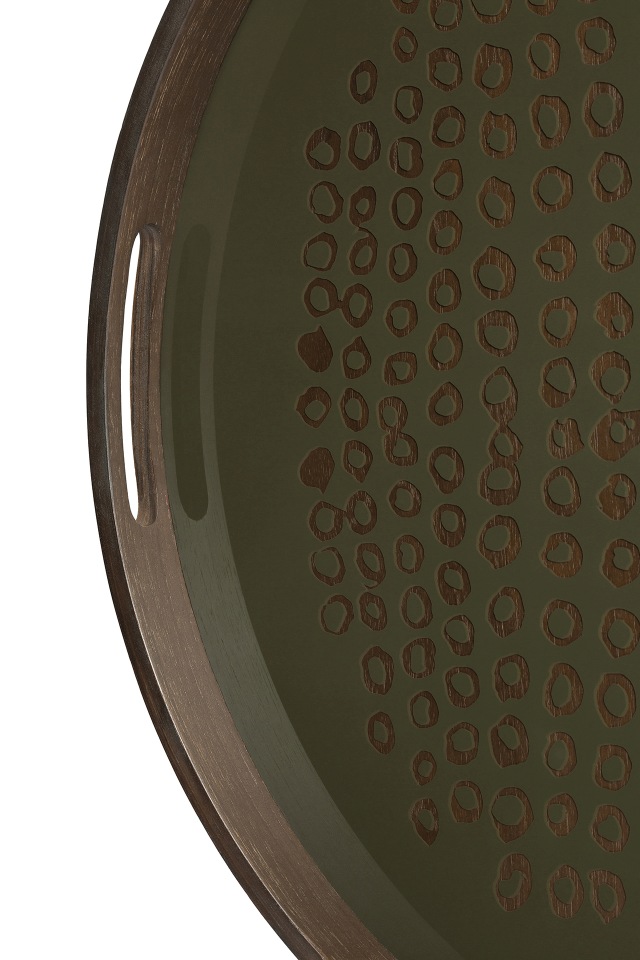 Detailaufnahme des runden Ethnicraft Second Nature Tabletts mit olivgrüner Oberfläche und Muster.