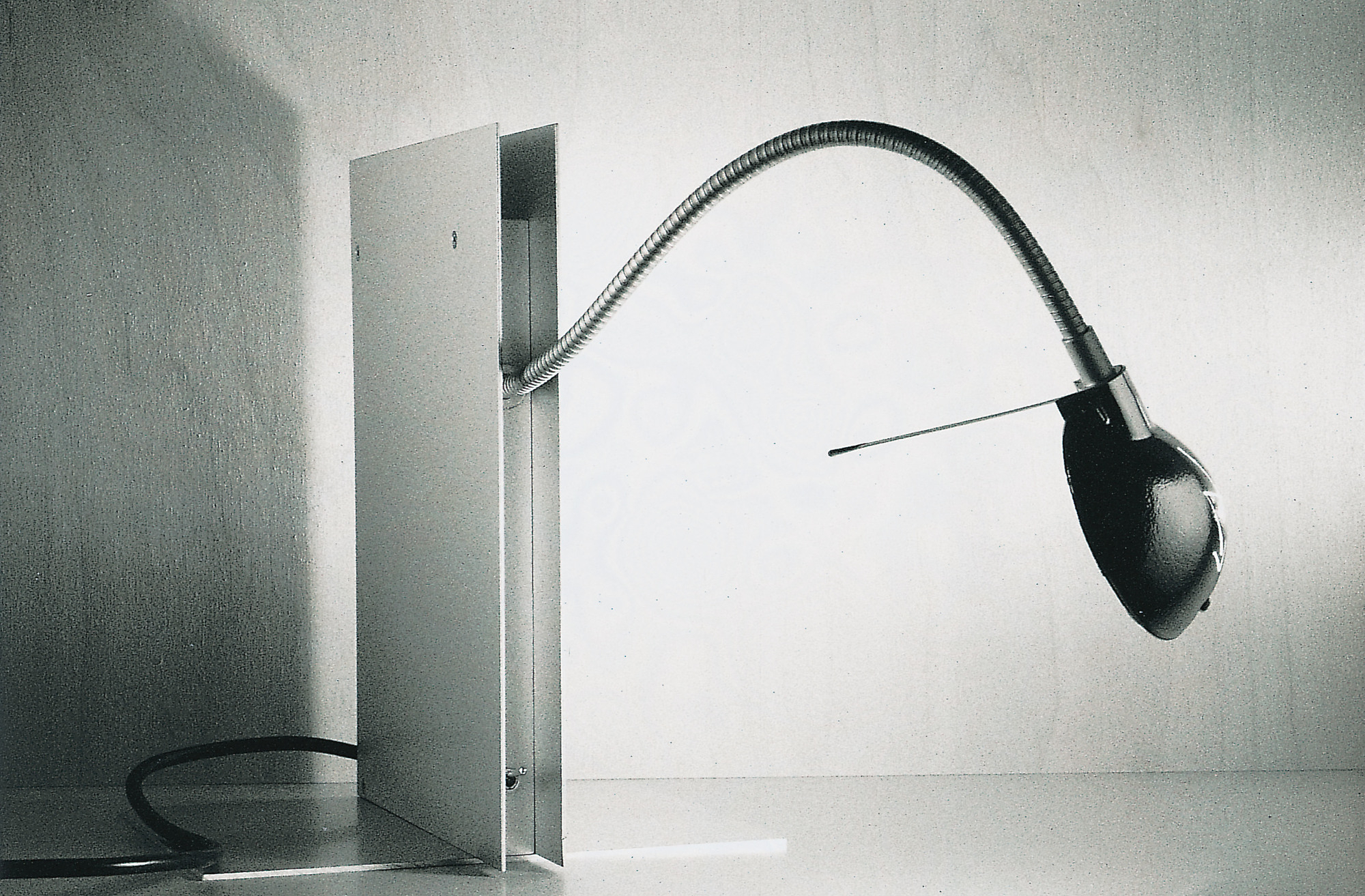 Oskar Regalleuchte von Ingo Maurer: Schwenkbare Lampe mit flexiblem Arm und Regalbefestigung.