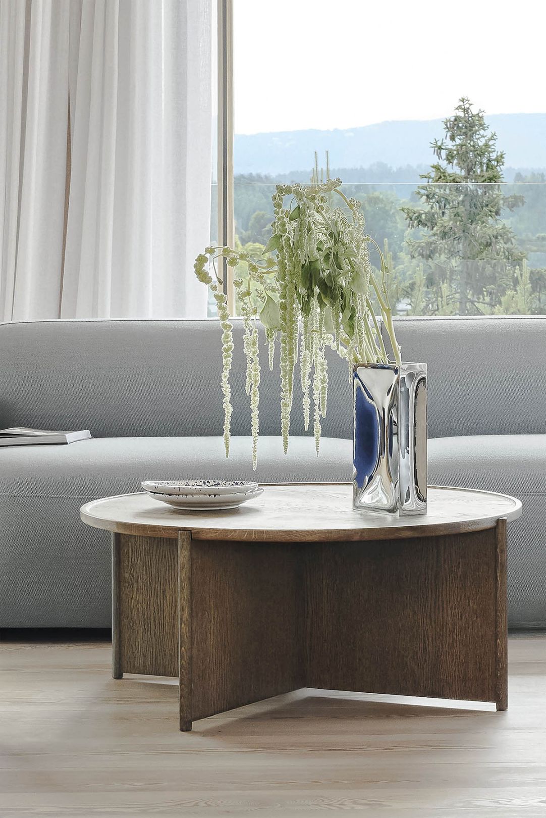 Cling Kaffeetisch aus geräucherter Eiche von Northern, runder Wohnzimmertisch mit Vase und Dekoration.