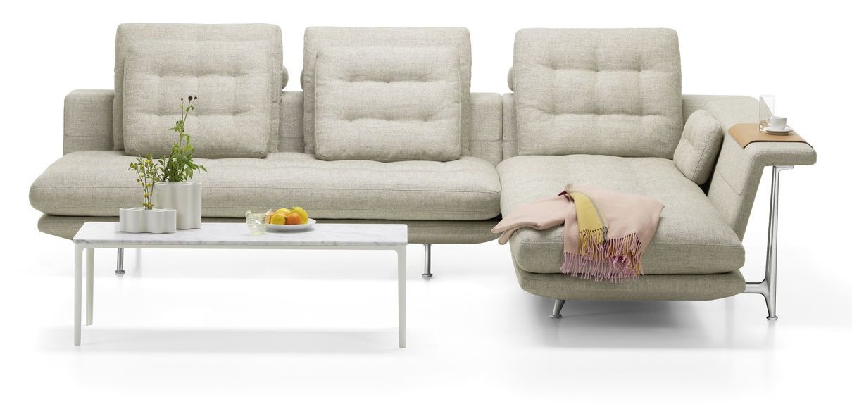 Grand Sofa im Sandton mit integriertem Tray Tablett von Vitra. Hochwertige Wohnzimmermöbel.