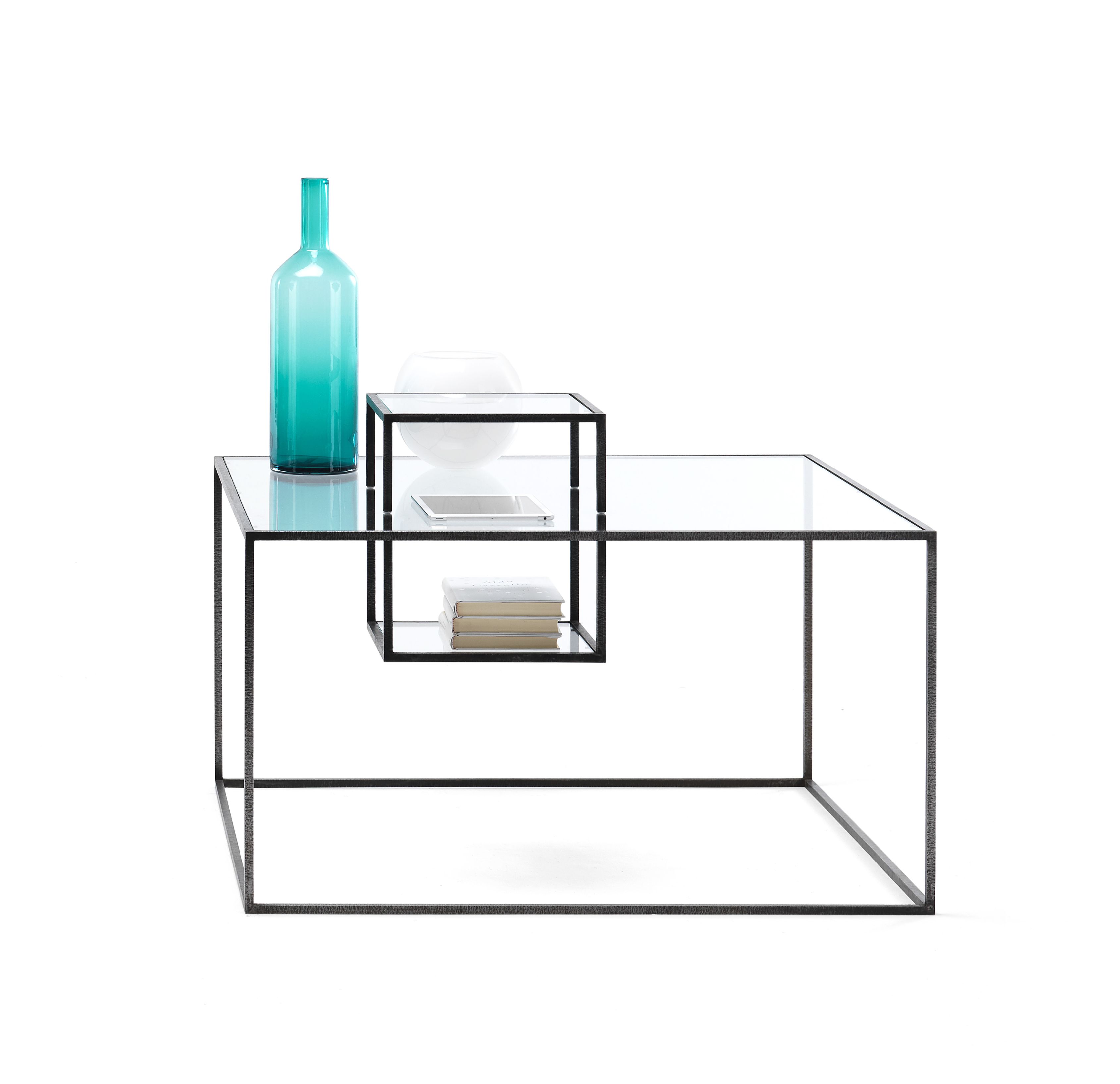 Mogg Illusioni Kaffeetisch 90cm mit Glasplatte und Ablage für Bücher und Dekoration.