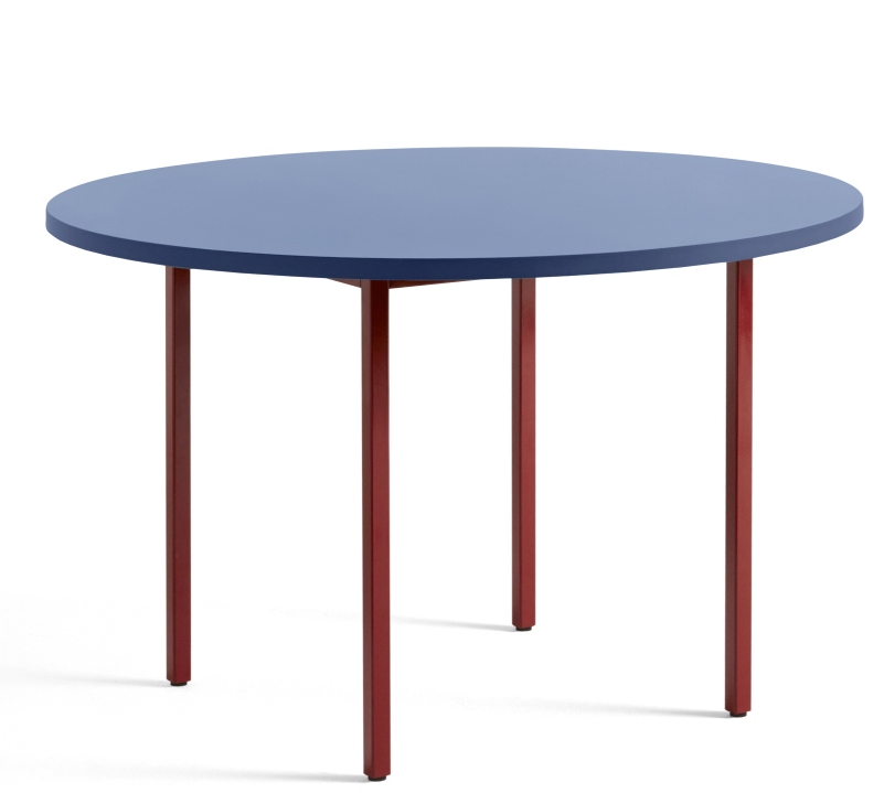 Hay Two Colour Table: Runder Esstisch mit blauer Tischplatte und roten Beinen.