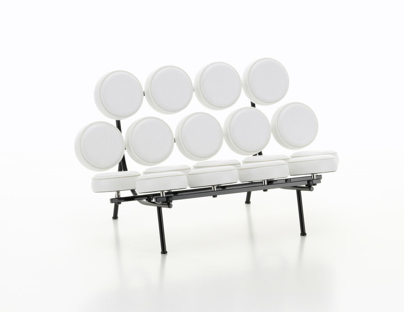 Weißes Marshmallow Sofa Miniatur von Vitra (1956) mit schwarzen Beinen auf weißem Hintergrund.