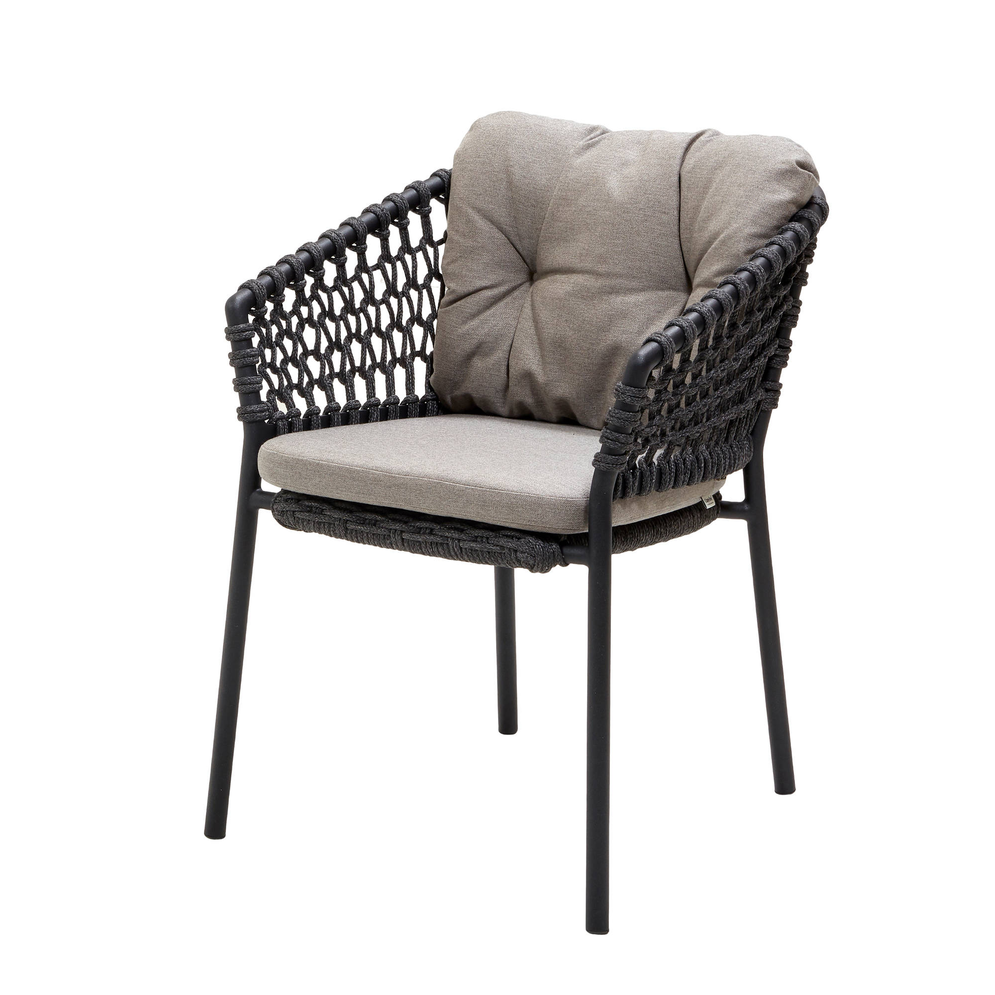 Cane-Line Basket Sessel mit grauen Kissen für Outdoor, Rattan-Optik und schwarzem Gestell.