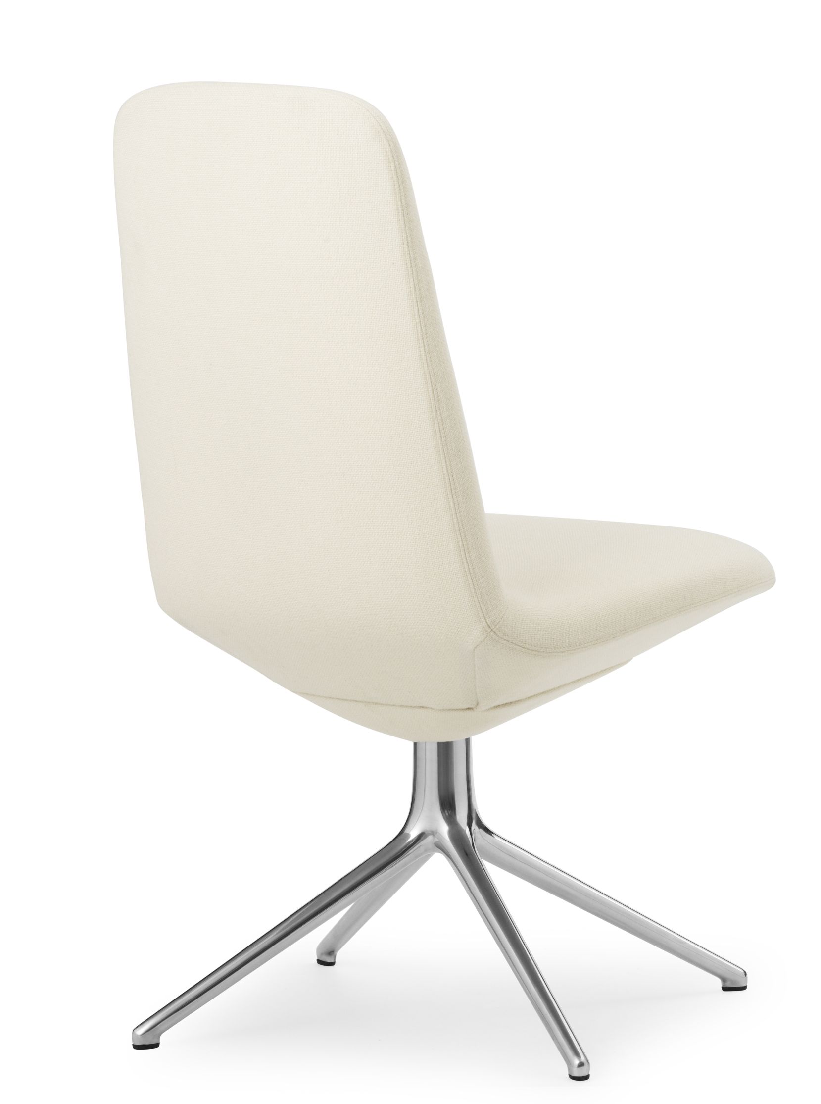 Off Chair Low Konferenzstuhl von Normann Copenhagen, Stoffbezug in Creme, Drehfuß aus Aluminium.
