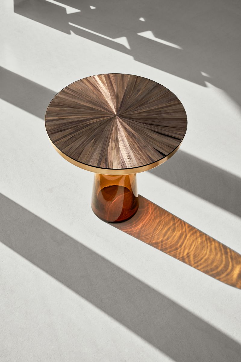 ClassiCon Bell Side Table Beistelltisch mit Tischplatte aus Strohmarketerie und braunem Glasfuß im modernen Design.