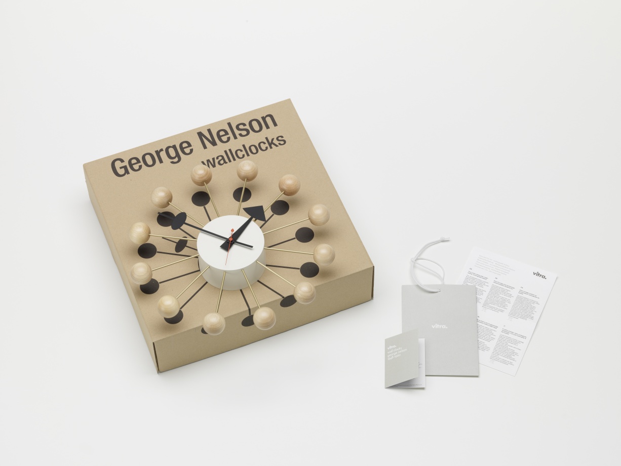 Ball Clock Wanduhr Buche natur Vitra