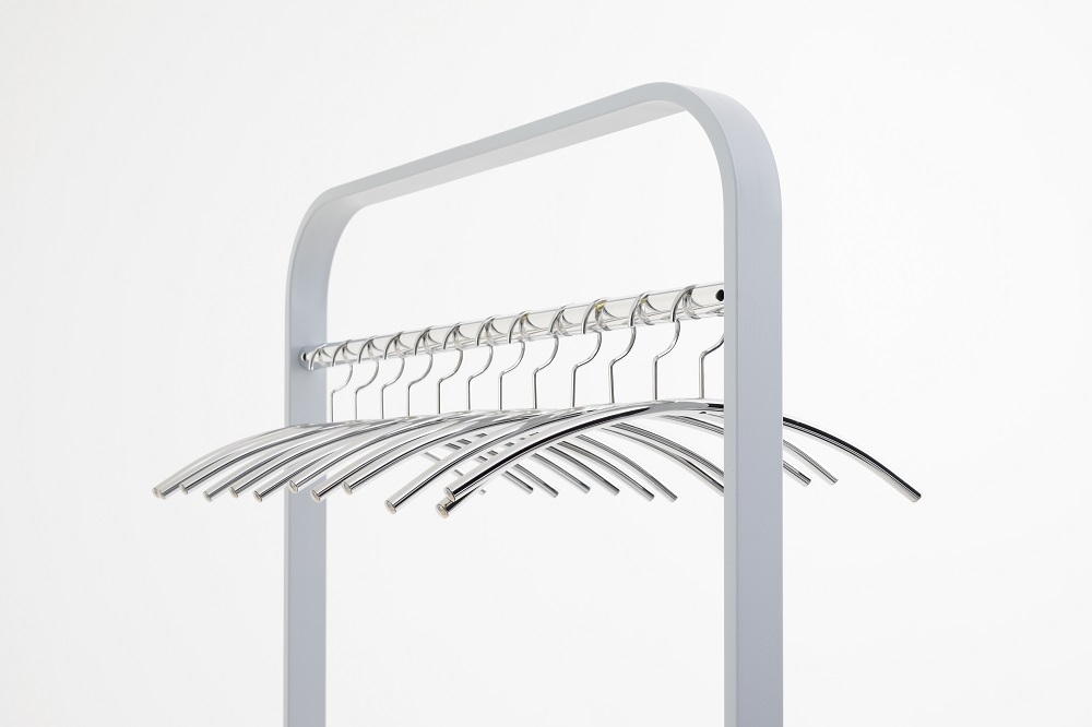 Focus Standgarderobe von Cascando: Moderne, freistehende Garderobe mit silbernen Kleiderbügeln und hellem Gestell.