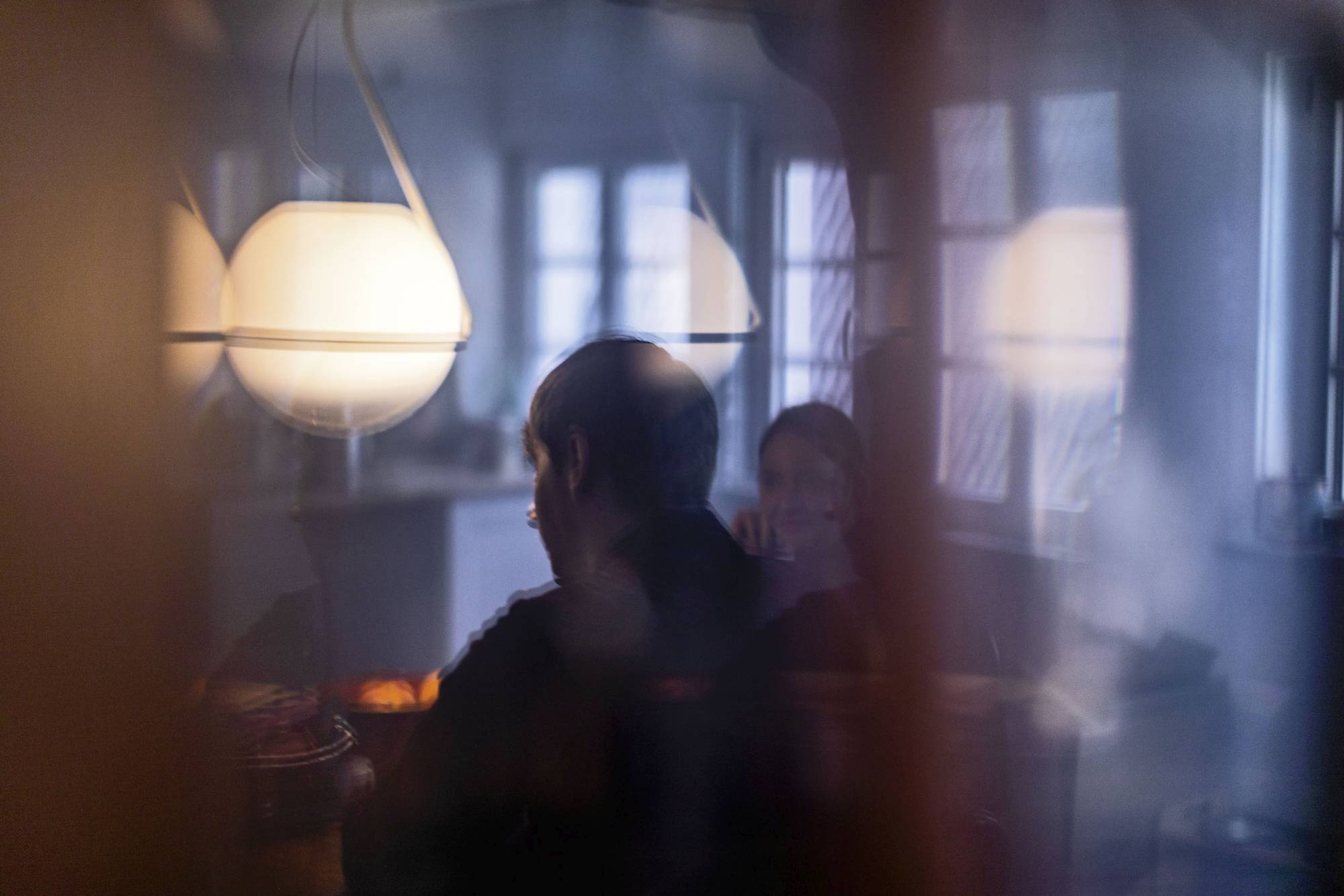 Tonda Pendelleuchte von Foscarini, eine moderne Hängelampe in Weiß, die ein warmes Licht spendet.