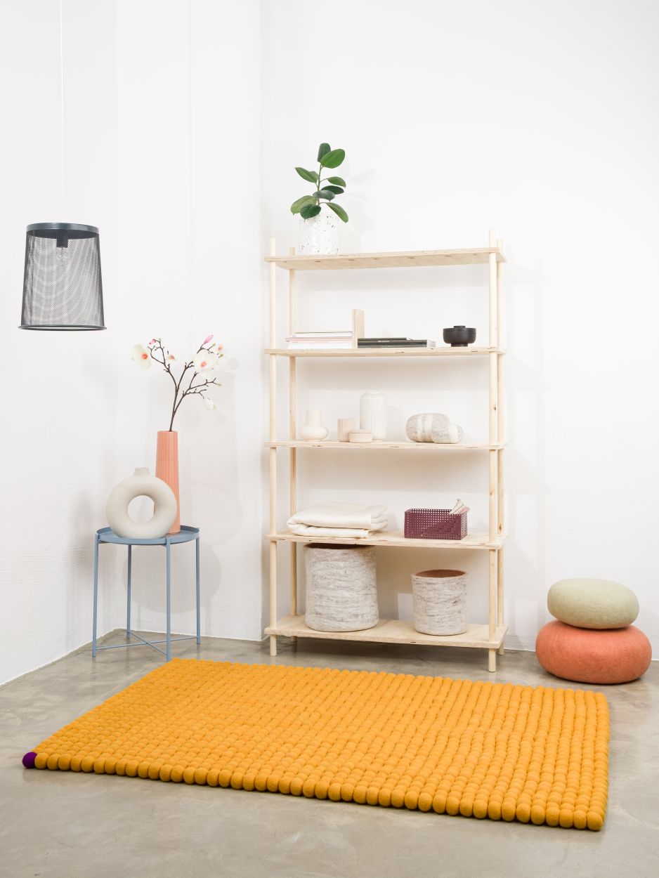 Ockergelber Filzteppich "Big One" von myfelt, rechteckig, 180x260 cm, aus Filzkugeln im modernen Wohnraum.
