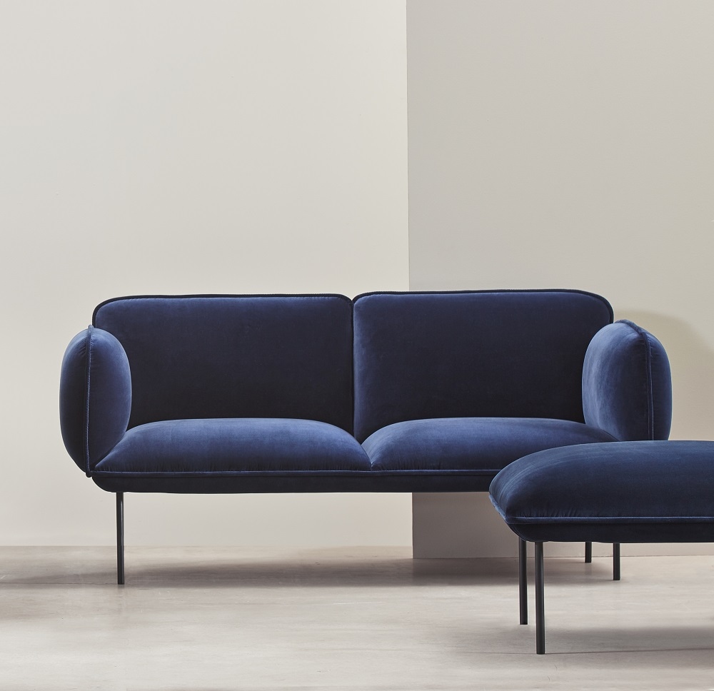 Nakki Sofa: Elegantes, blaues 2-Sitzer Sofa von Woud mit Hocker, modernes Design für Wohnzimmer.