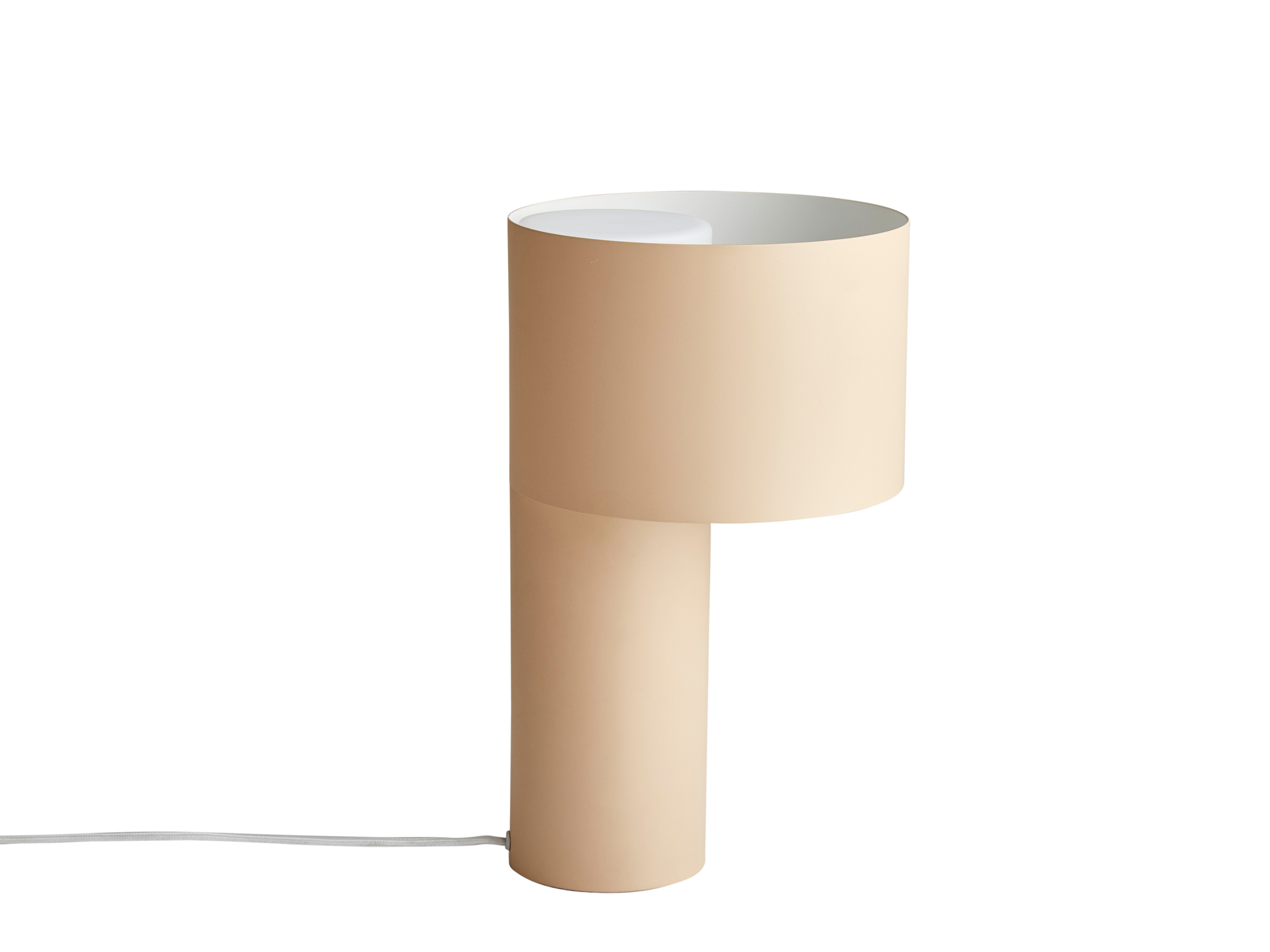 Beige Tangent Tischleuchte von Woud, moderne Nachttischlampe mit zylindrischem Lampenschirm und Fuß auf weißem Hintergrund.