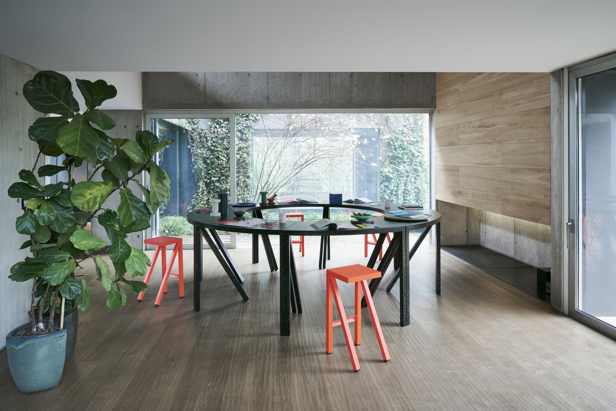 Bureaurama Hocker von Magis in orange vor einem runden Tisch in modernem Büro.