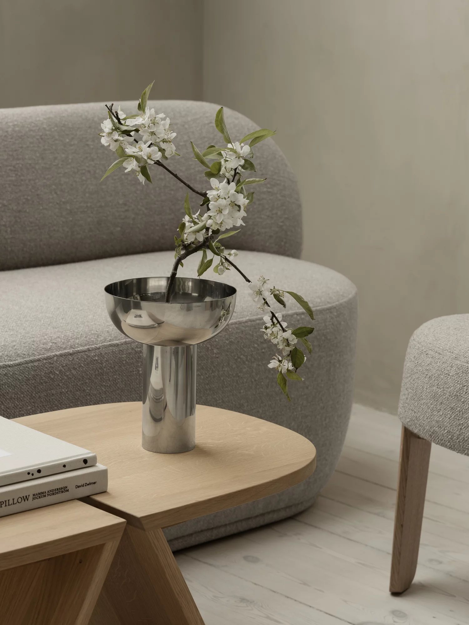 Kuon 2-Sitzer Sofa in Shitake Farbe. Modernes Sofa mit Bouclé-Stoff und minimalistischem Design.