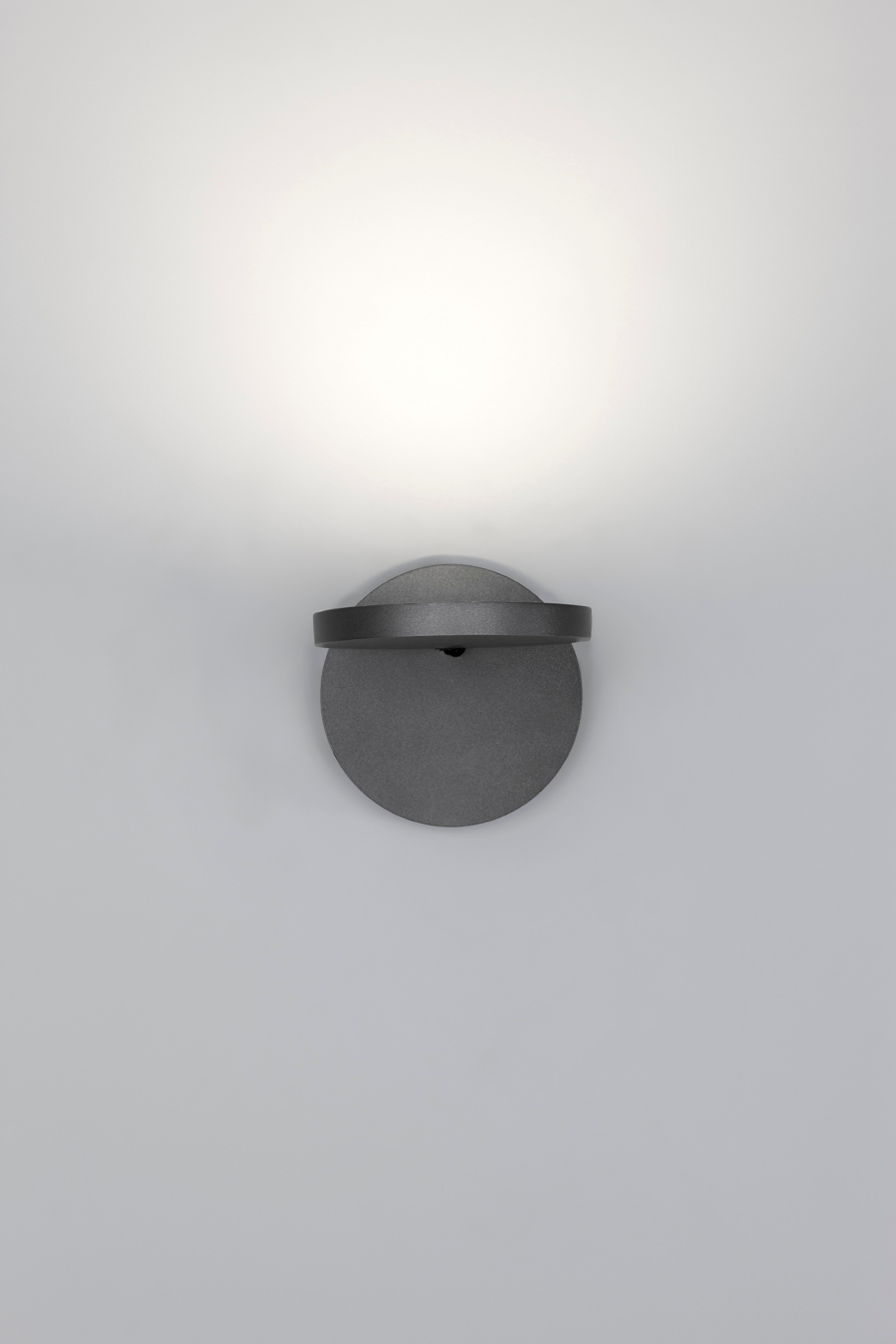 Anthrazitgraue Demetra Faretto Wandleuchte von Artemide, modernes Design für indirekte Beleuchtung im Innenbereich.