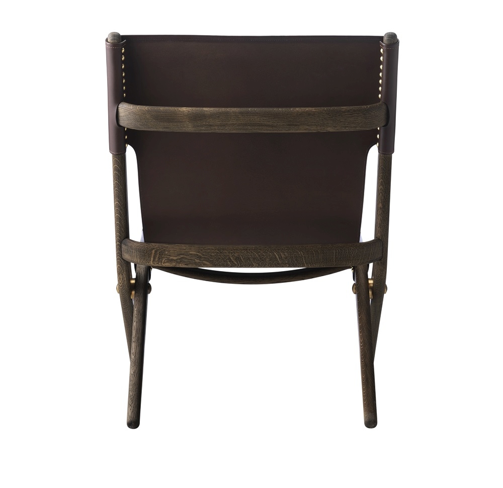 Rückansicht des Saxe Chair: braun gebeiztes Eichenholzgestell mit braunem Lederbezug.