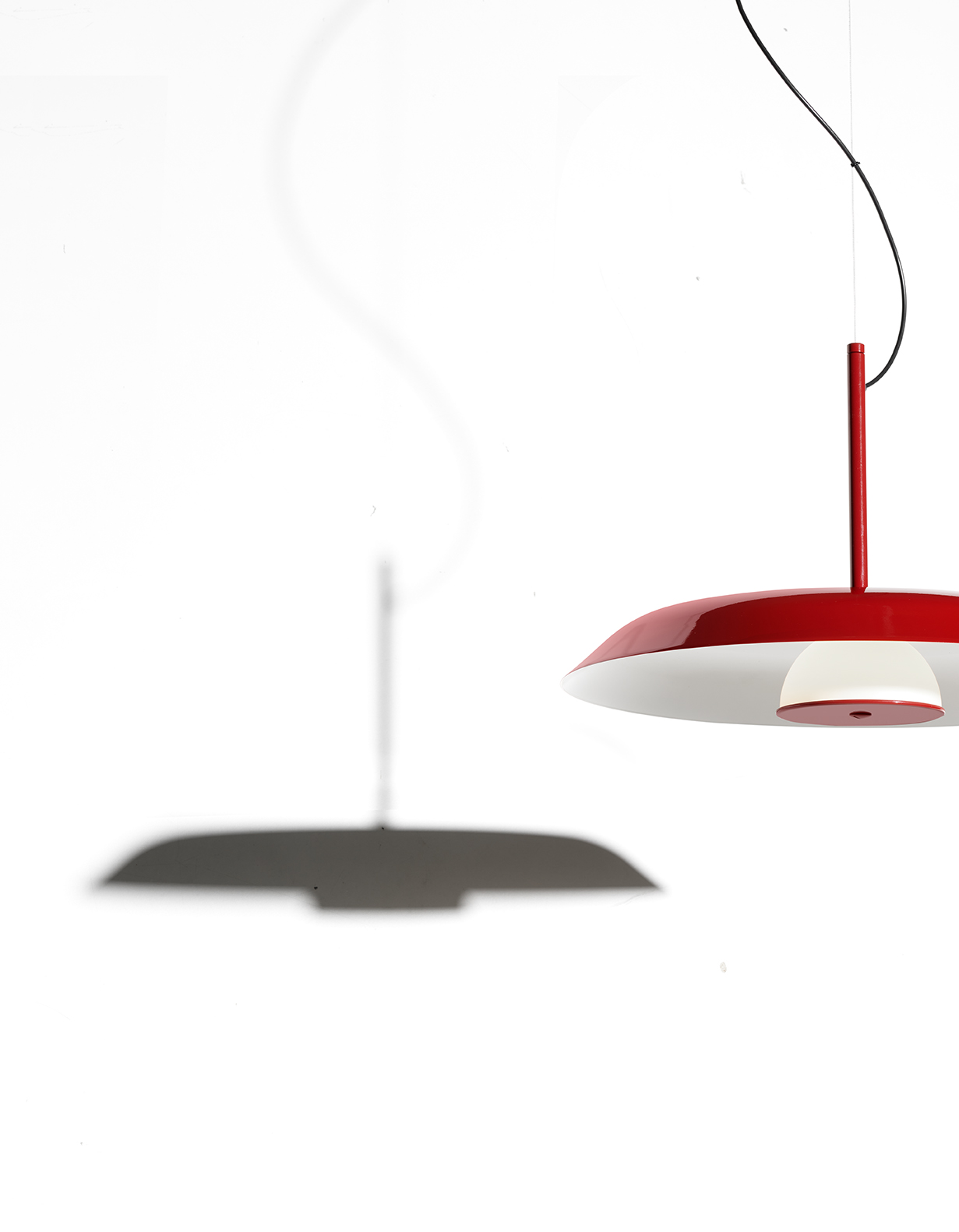 Rote Iride Pendelleuchte von Oluce, moderne Hängelampe mit Schirm und indirektem Licht.