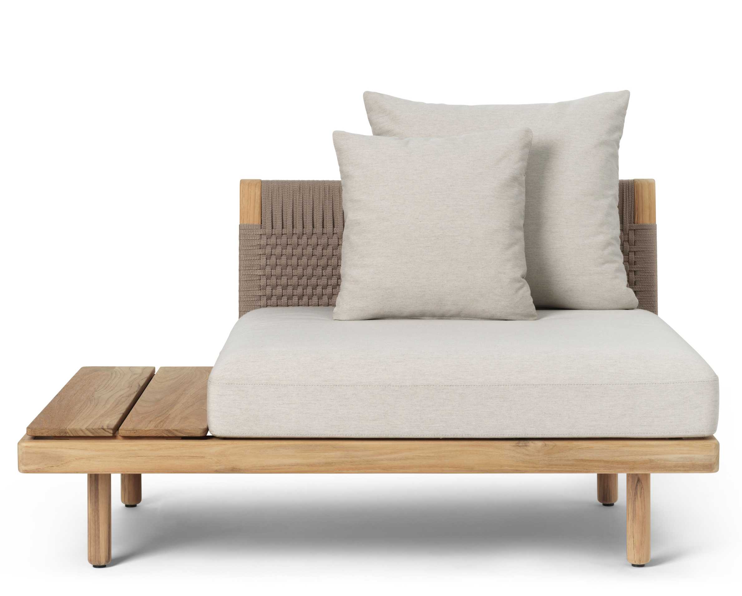 E520 Embrace Sofa Modul Outdoor von Carl Hansen & Søn mit Beistelltisch und Kissen.