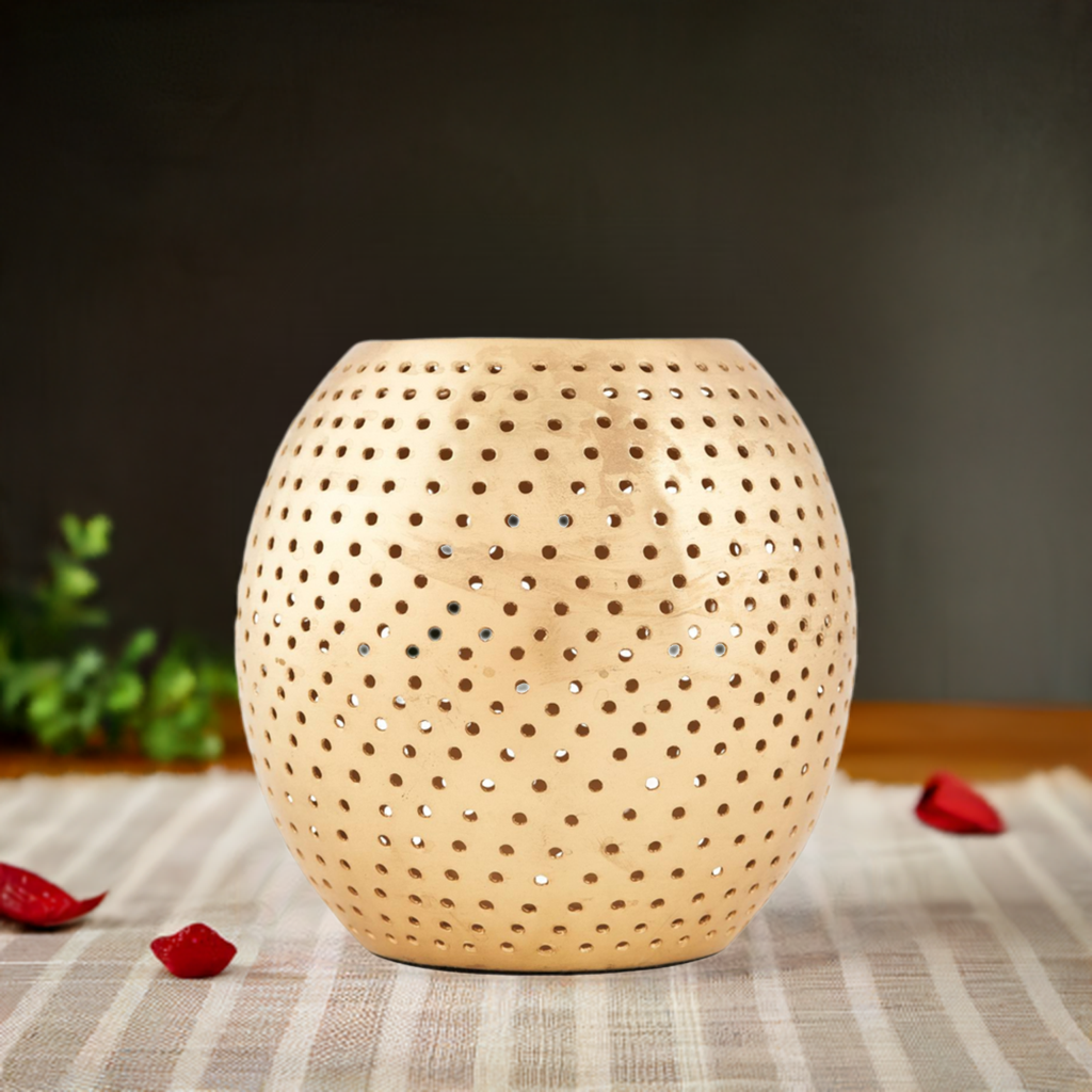 Beiger Kerzenständer "Net" von House Doctor mit Lochmuster für stimmungsvolle Beleuchtung.