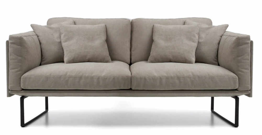 Cassina 8 Sofa, 2-Sitzer in Beige mit schwarzen Füßen und bequemen Kissen.