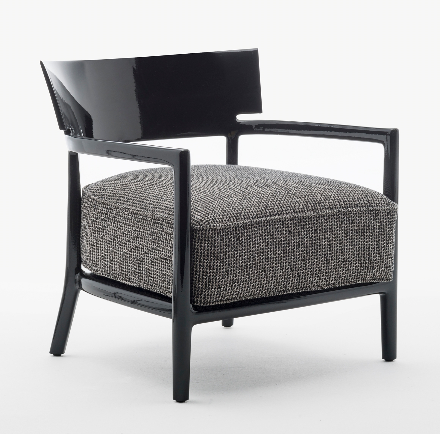 Schwarzer Cara Sessel von Kartell mit gemustertem Sitzkissen, moderner Design Sessel für Wohnzimmer.