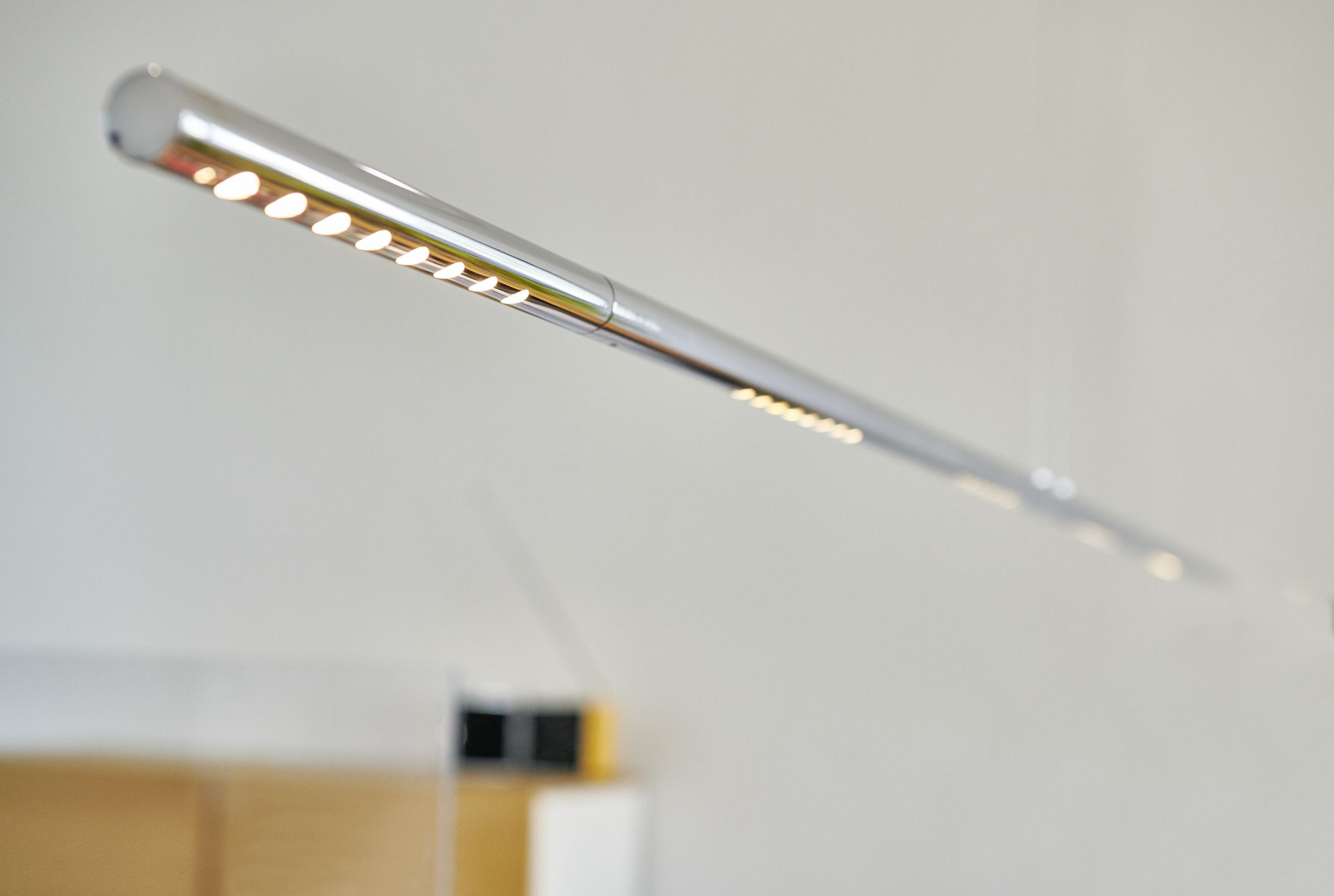 Nahaufnahme der LUM 195 Pendelleuchte von Tecnolumen, verchromt und mit LED-Lichtern.