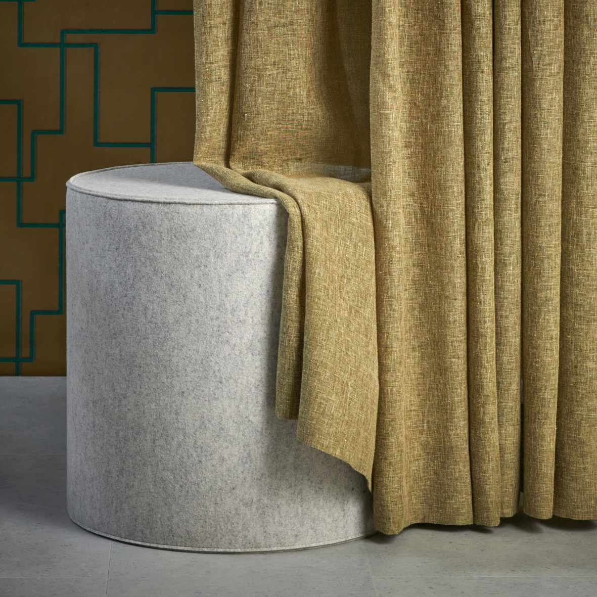 Grauer Rondo Hocker von Hey Sign mit beiger Decke, modernes Sitzmöbel aus Filz.