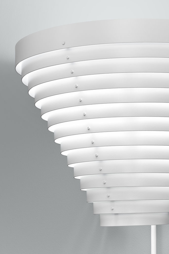 Detailaufnahme der weißen Artek A910 Wandleuchte mit Lamellen und sanftem Licht. Designleuchte für stilvolle Innenräume.