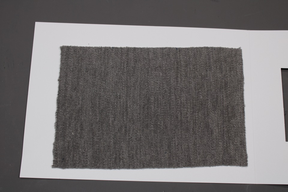 Stoffmusterkarte Cor Gruppe 81: Grauer, gewebter Stoff für Möbel und Polster.