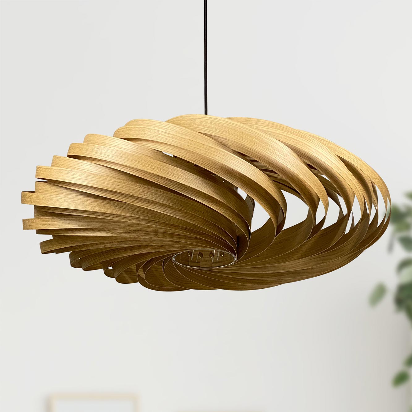 Veneria Hängeleuchte aus Eichenholz, spiralförmiges Design, moderne Pendelleuchte für Wohnzimmer und Esszimmer.