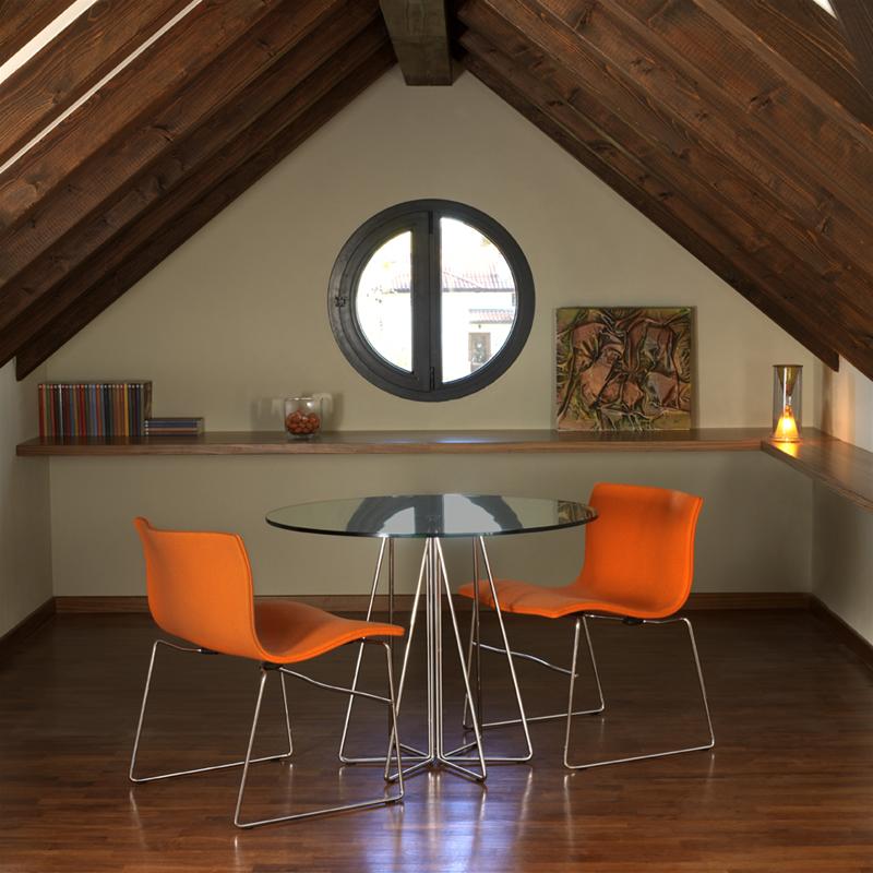 Paperclip Tisch von Knoll International mit Glasplatte und zwei orangefarbenen Stühlen.