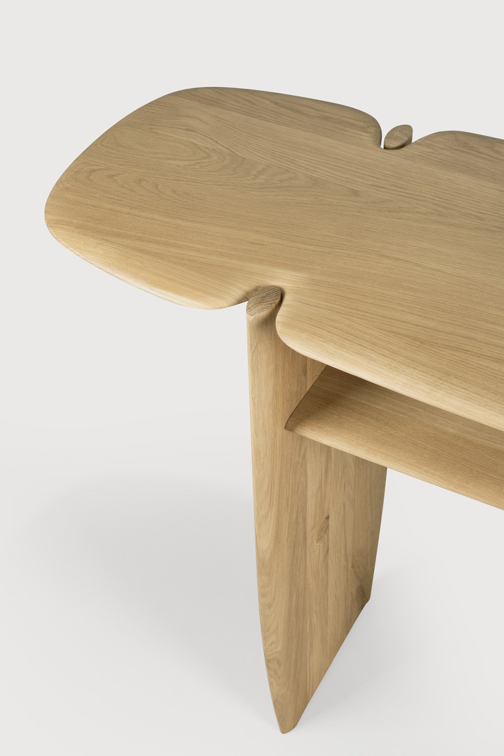 Detailaufnahme der Ethnicraft PI Konsole aus Eiche, modernes Design mit Ablagefläche.