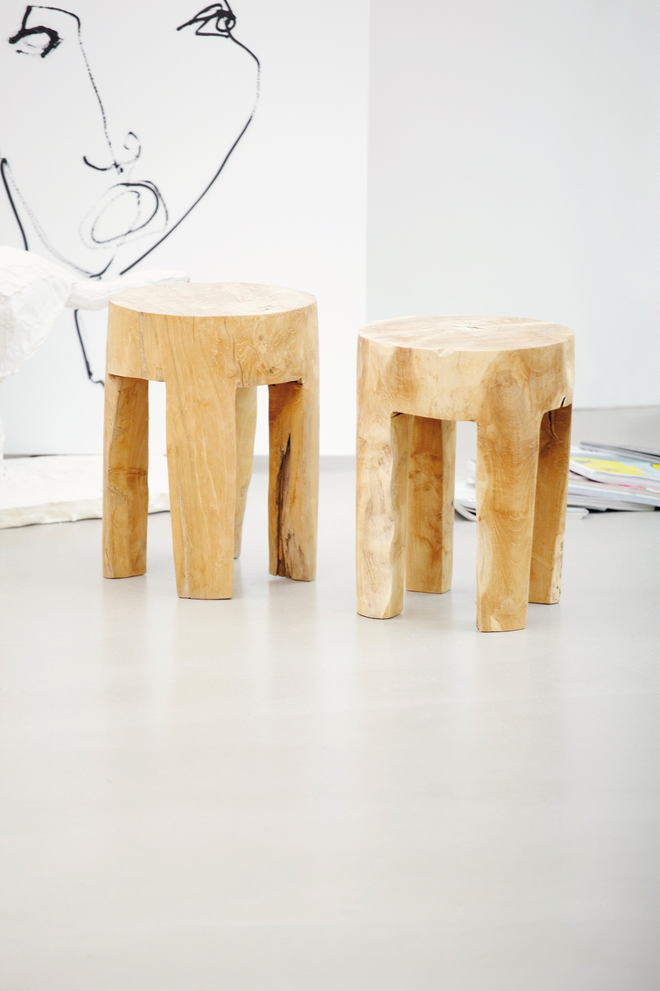 Zwei helle, eckige Java Hocker von Jan Kurtz aus massivem Teakholz im minimalistischen Design.