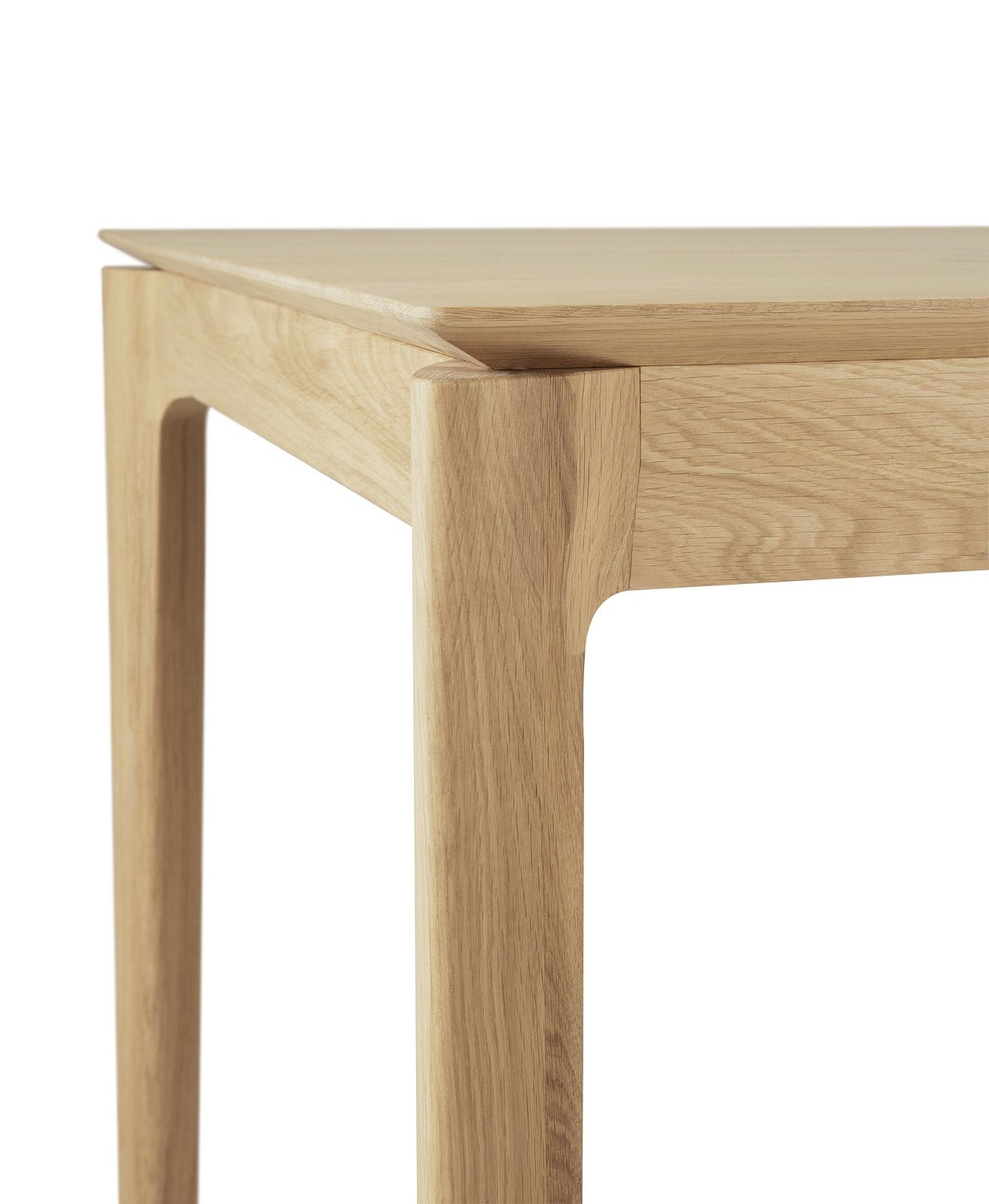 Detailaufnahme des Ethnicraft Bok Tisches aus Eiche, rechteckig, mit Fokus auf Tischplatte und Bein.