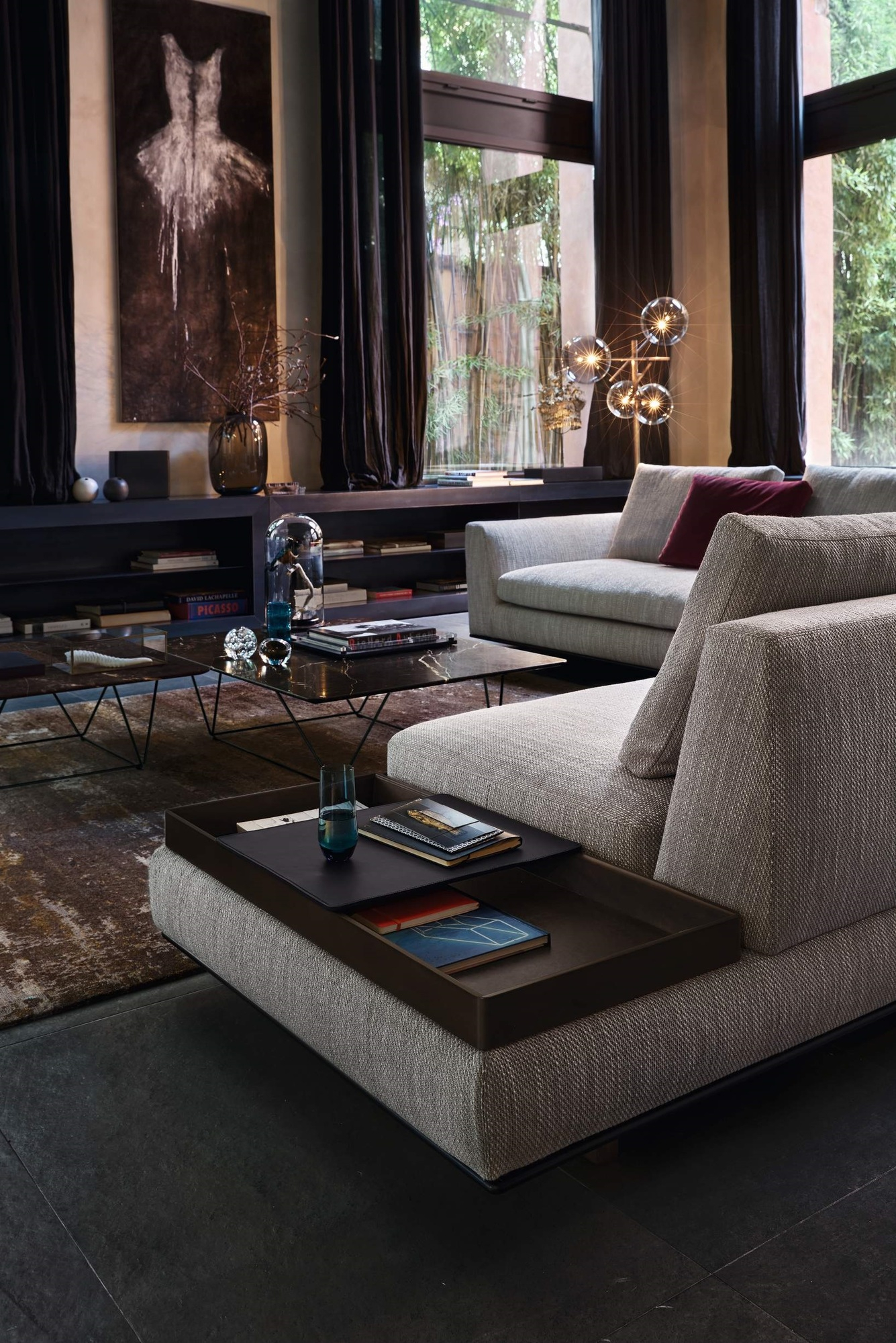 Detailaufnahme: Walter Knoll Oki Table Couchtisch mit Ablagefläche im modernen Wohnzimmer.