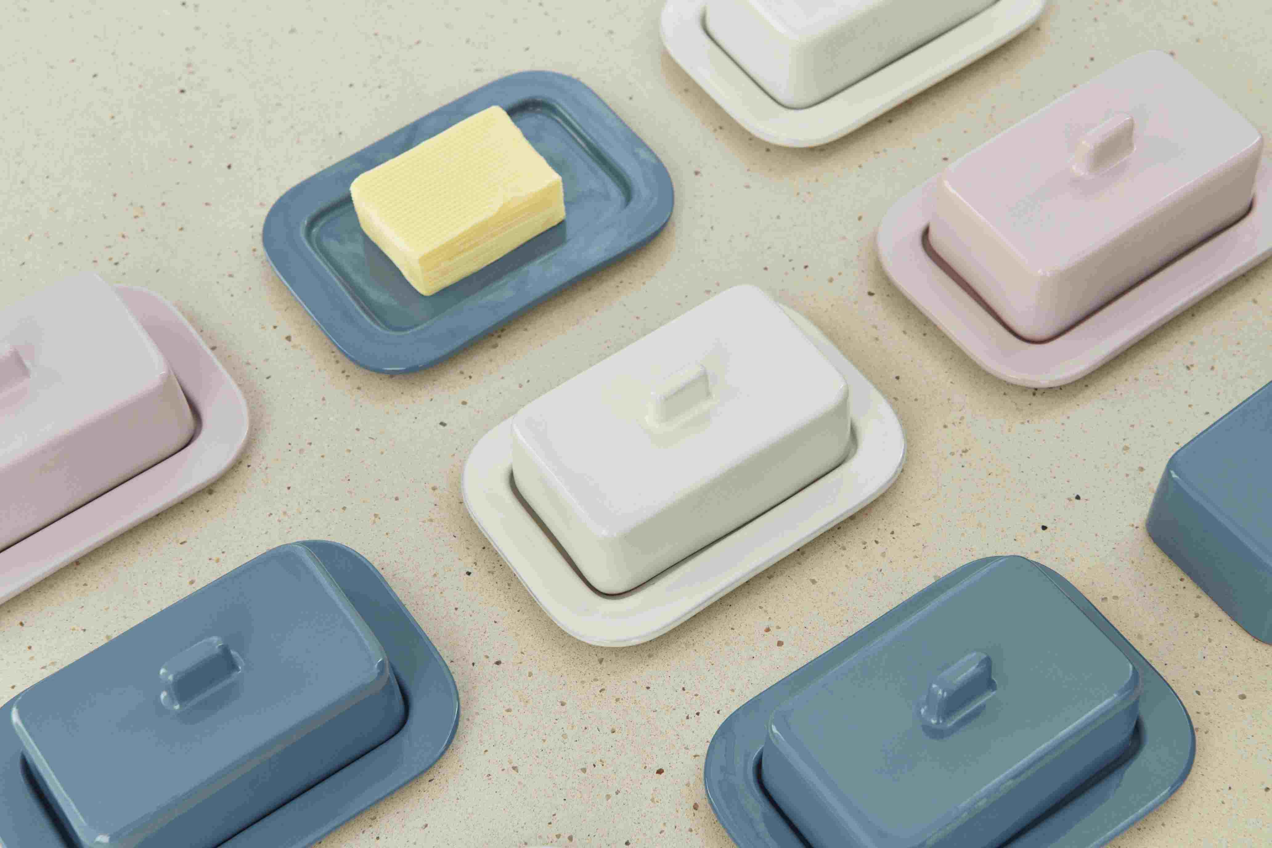 Mehrere Hay Butterdosen in Rosa, Blau und Weiß, eine mit Butterstück. Keramik Butterdose.