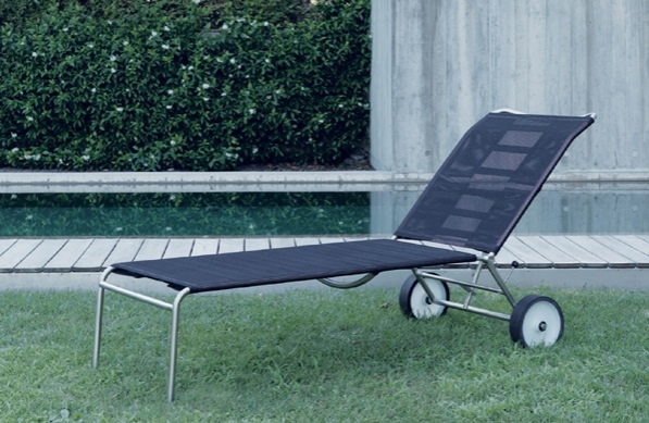 Green 251 Alias Sonnenliege mit Rädern und schwarzer Bespannung im Garten, ideal für Pool und Terrasse.